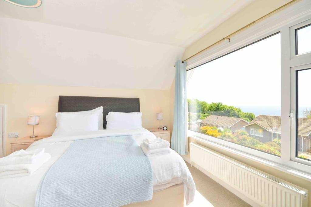 Tara, Spacious Family Home, Wonderful Sea Views Vakantiehuis