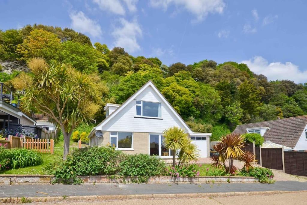 Tara, Spacious Family Home, Wonderful Sea Views Ventnor