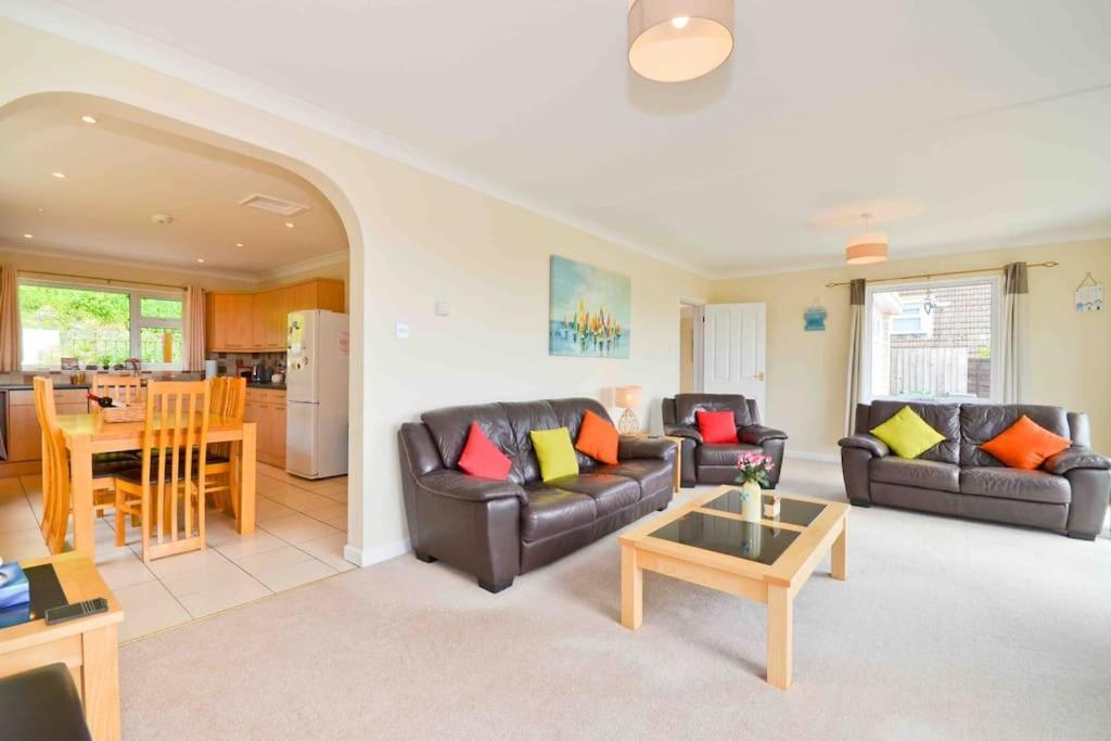 Tara, Spacious Family Home, Wonderful Sea Views Vakantiehuis