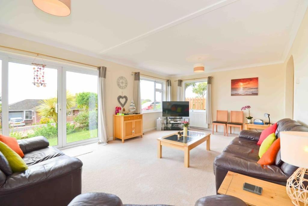 Tara, Spacious Family Home, Wonderful Sea Views * Ventnor