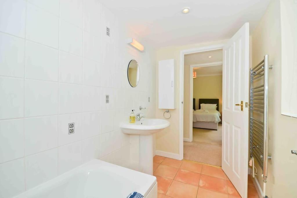 Tara, Spacious Family Home, Wonderful Sea Views Ventnor