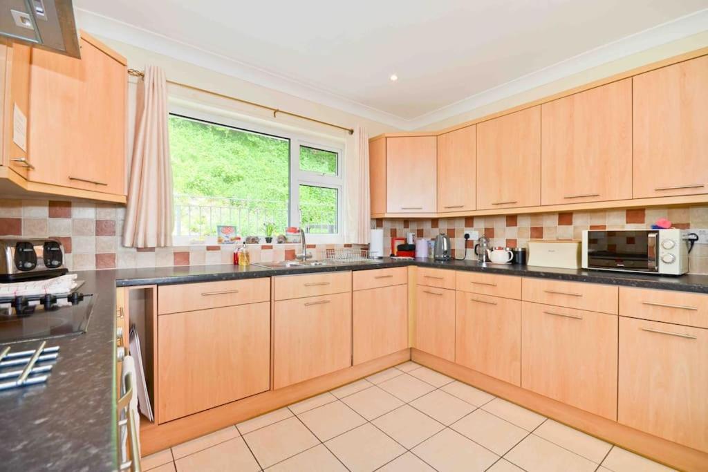 Holiday home Tara, Spacious Family Home, Wonderful Sea Views *