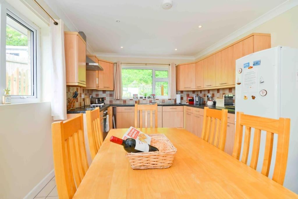 Tara, Spacious Family Home, Wonderful Sea Views Holiday home Ventnor