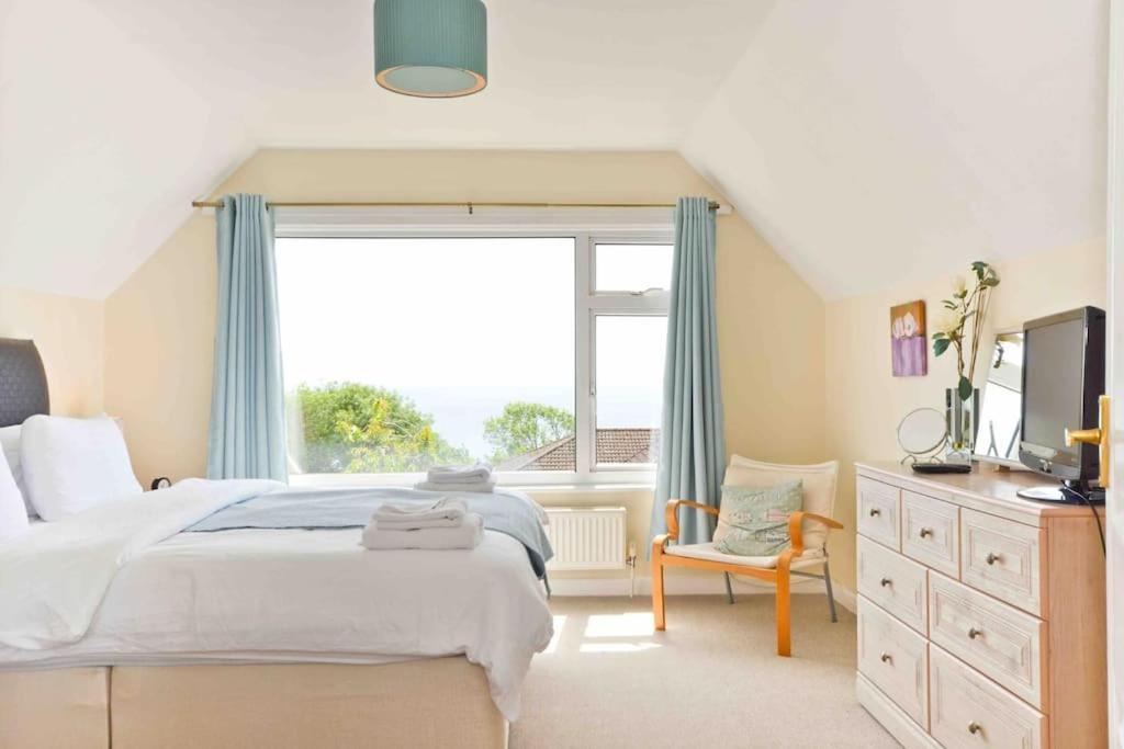 Tara, Spacious Family Home, Wonderful Sea Views Ventnor