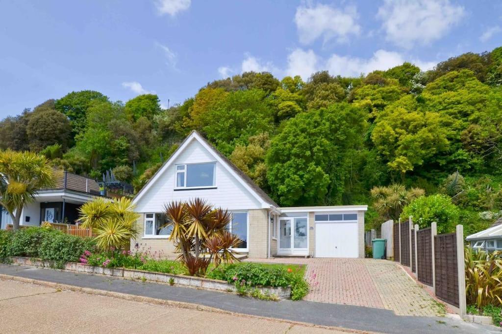 Tara, Spacious Family Home, Wonderful Sea Views Holiday home Ventnor